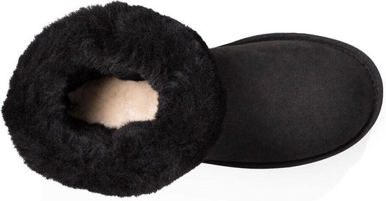 Bovenkant van een zwarte UGG Classic Short II laars, met dikke zwarte vachtrand.