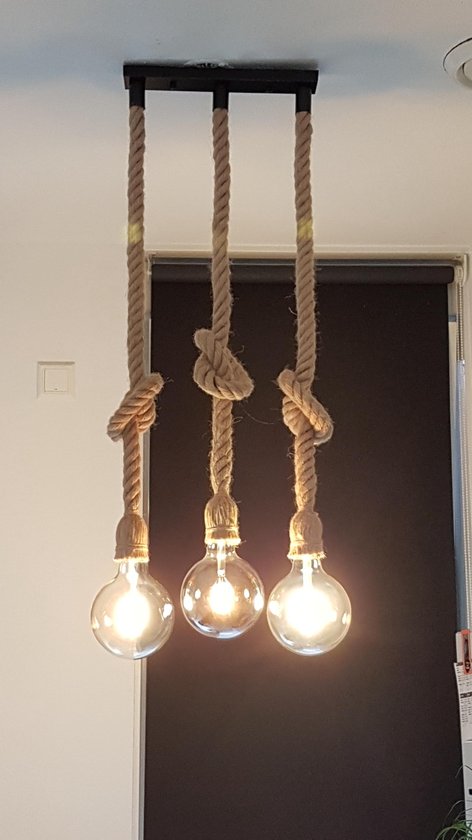 Une Lampe Avec Une Pile D'ampoules Suspendues à Une Corde.