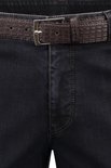 Donkerblauwe jeans met een bruine croco-print riem en zilverkleurige gesp.