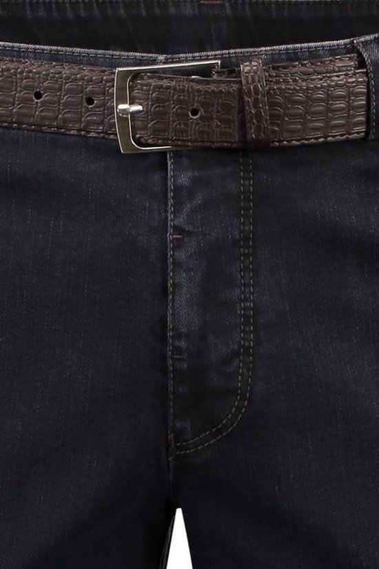 Donkerblauwe jeans met een bruine croco-print riem en zilverkleurige gesp.