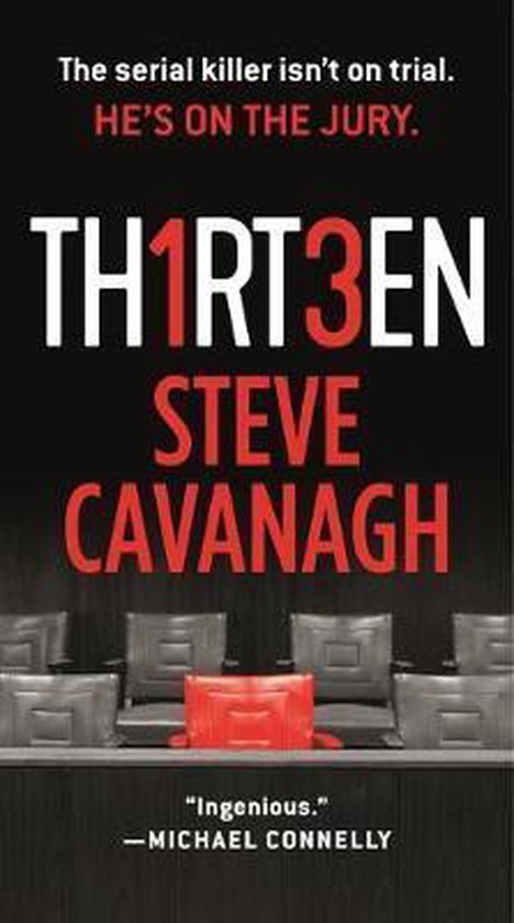 Boekomslag van 'TH1RT3EN' van Steve Cavanagh. Zwarte achtergrond met witte en rode tekst. Stoelen in rechtszaal op de voorgrond.