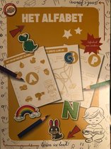 Leren Spelenderwijs het alfabet kijken leuk alfabet boek met stickers en achterin het boek de oplossingen