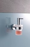 Chroom zeepdispenser met glazen reservoir, gevuld met roze zeep.
