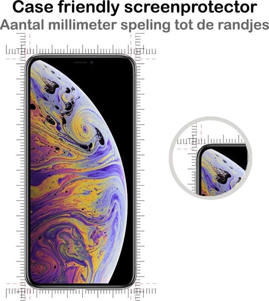 Een smartphone met kleurrijk behang, met een screenprotector geplaatst. Een vergroot detail toont de afstand tot de rand. Tekst: "Case friendly screenprotector Aantal millimeter speling tot de randjes".