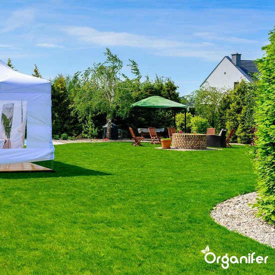 Een aangelegde achtertuin met een gazon, een feesttent, tuinmeubilair en de Organifer logo.
