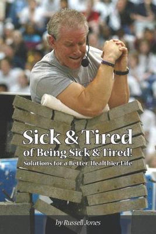 Een man met armpjes in elkaar gevouwen voor een stapel stenen met de tekst 'Sick & Tired of Being Sick & Tired!'