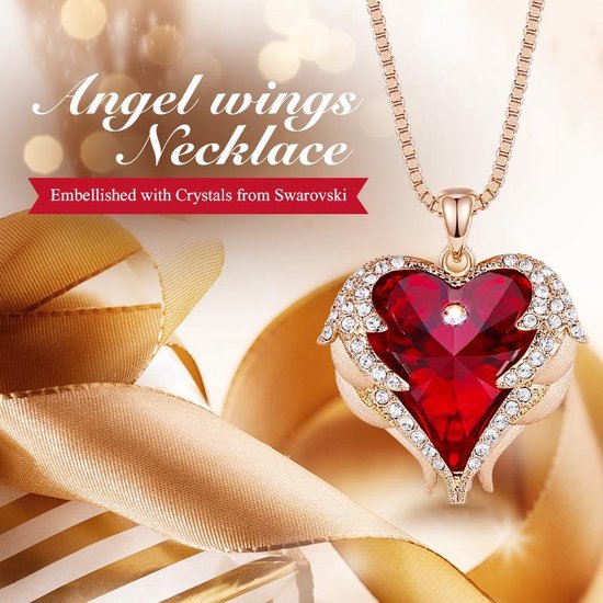 Gouden ketting met rood hartvormig kristal en vleugels, versierd met witte kristallen. Titel: Angel wings Necklace.