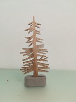 houten kerstboompje met een steentje als standaard