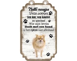 Keeshond. Houten tekstbordje met hond 20 x 12 cm.