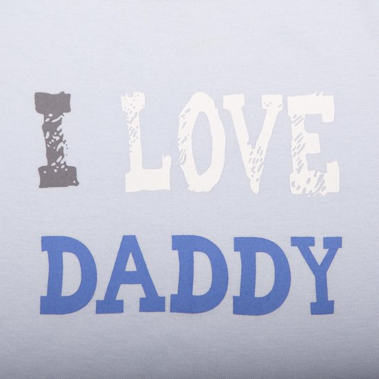 Lichtblauwe top met de tekst 'I LOVE DADDY' in grijs en wit.