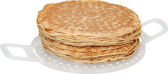 Pile de crêpes sur un plateau rond blanc avec poignées.