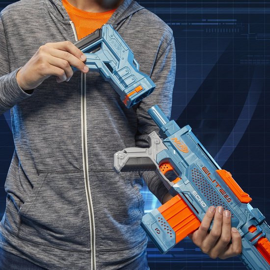 Een jongen met grijze hoodie bouwt een blauwe NERF Elite 2.0 Echo blaster uit elkaar.