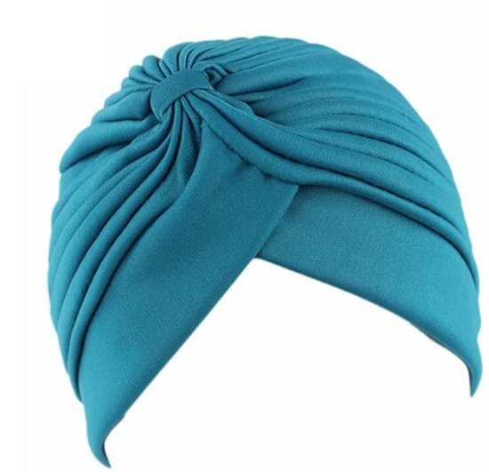 Turquoise tulband met gedraaide plooien en een knoopdetail.