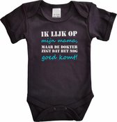 Zwarte romper met "Ik lijk op mijn mama, maar de dokter zegt dat het nog goed komt!" - maat 80 - moederdag, zwanger, cadeautje, kraamcadeau, grappig, geschenk, baby, tekst, bodieke