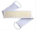 Witte badriem met een ruw, beige loofah-oppervlak in het midden en lussen aan beide uiteinden.