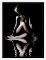 Sexy Vrouw  - blote dame Poster – elegante vrouw - Reflectie van Vrouw in water -  wanddecoratie -  50x70 cm