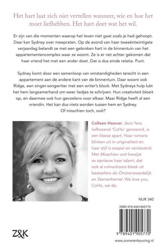 Colleen Hoover, met warrige blonde lokken, glimlacht naar de camera.