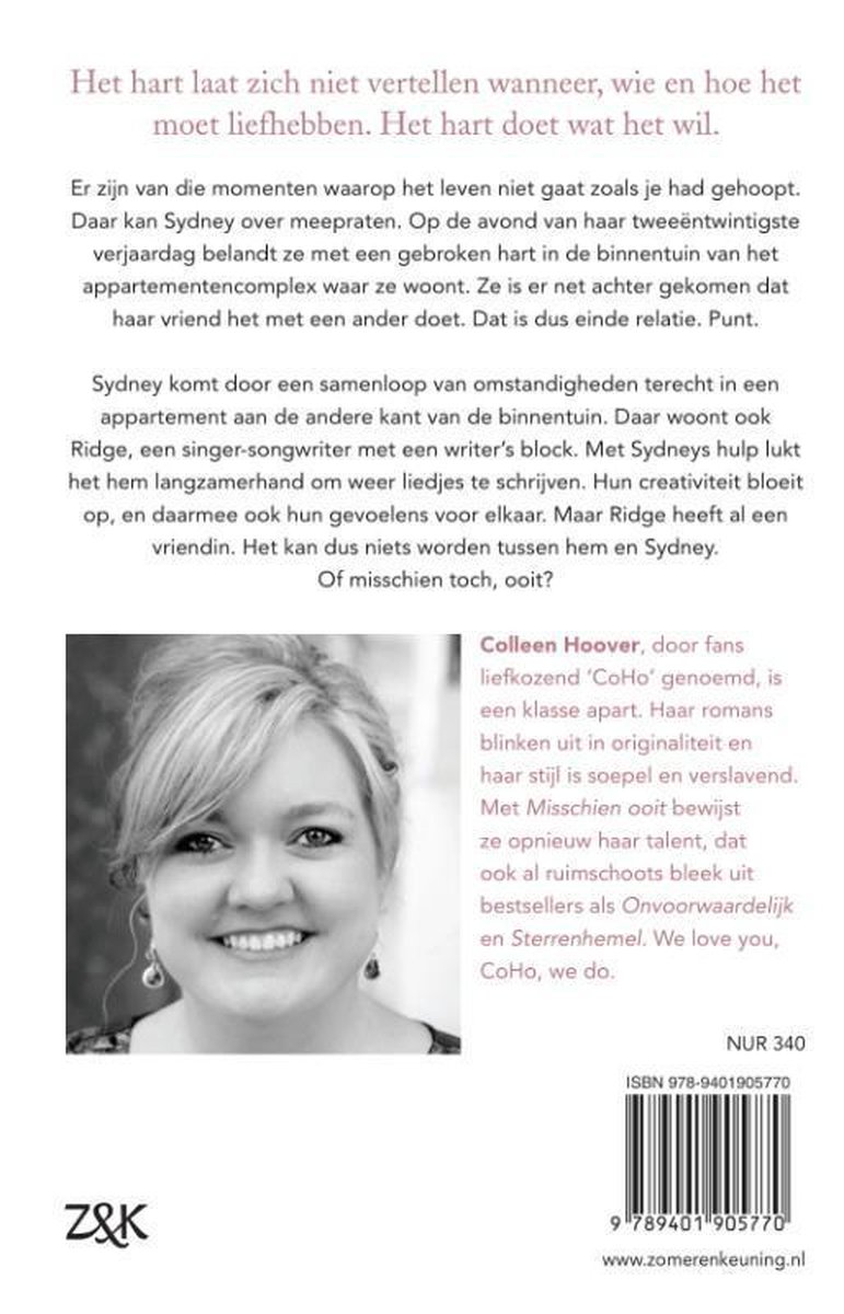Colleen Hoover, met warrige blonde lokken, glimlacht naar de camera.