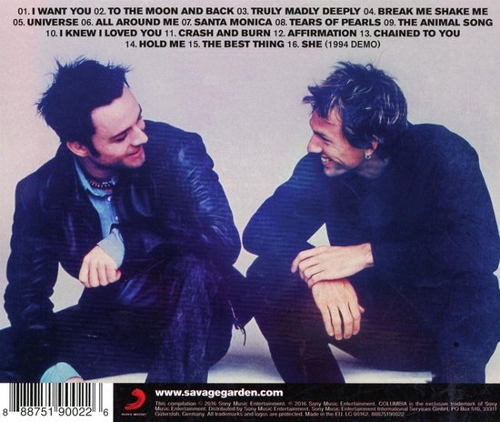 Savage Garden, The Singles albumhoes. Twee mannen zitten lachend naar elkaar kijkend. De een draagt een leren jas.