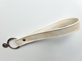 Sleutelhanger van dubbel gestikt wit leer by Bagarets - handgemaakt in NL, uniek stuk - 18,5 cm - 2 cm breed