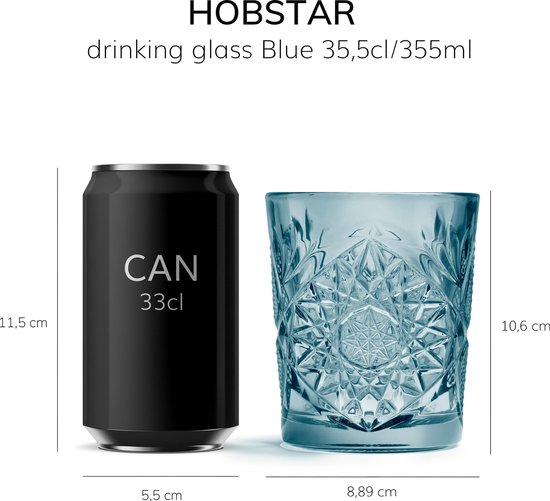 Blauw glas met geometrisch patroon, naast een 33cl blikje.