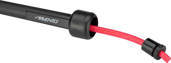 Detail van een zwarte handgreep met AVENTO logo en rode kabel van een springtouw.