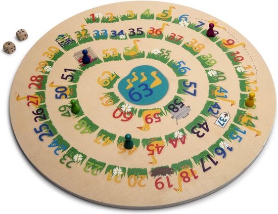 Een rond ganzenbord met nummers, ganzen en groene blaadjes. Twee dobbelstenen, pionnen en een spelkaart liggen naast het bord.