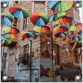 Tuinposter –Gekleurde Parapluutjes in Stad-100x100 Foto op Tuinposter  (wanddecoratie voor buiten en binnen)