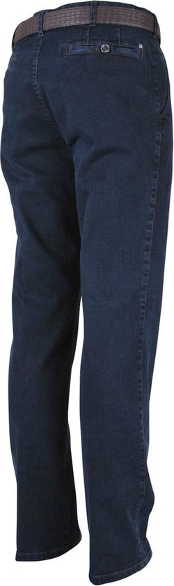 Zijaanzicht van een donkerblauwe jeans met een bruine gevlochten riem.