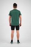 Man met de rug naar voren, draagt donkergroen sportshirt en zwarte shorts.