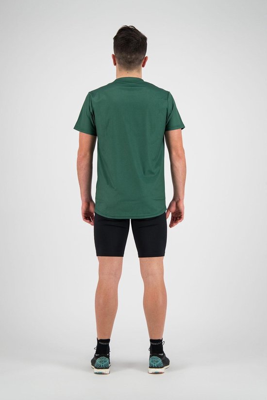Man met de rug naar voren, draagt donkergroen sportshirt en zwarte shorts.