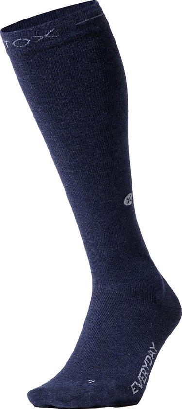 Une seule chaussette de compression bleu foncé jusqu'au-dessus du genou, avec le logo STOX.