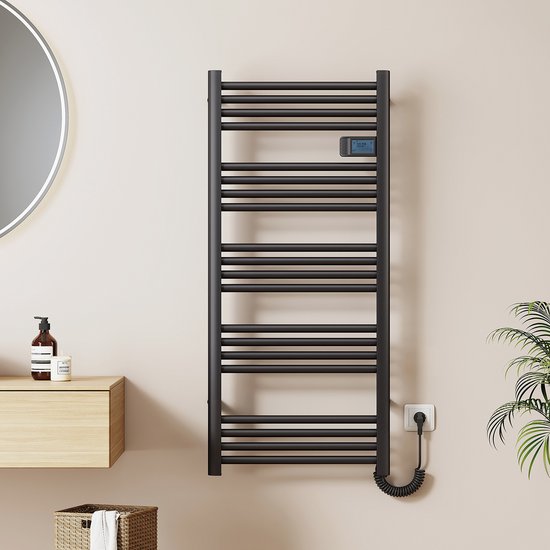 Een zwarte elektrische handdoekradiator met dunne horizontale staven en een digitaal display.