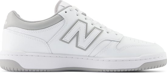 Witte leren New Balance sneaker met grijze 'N' logo en grijze zool.