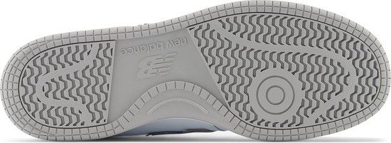 De onderkant van een witte New Balance sneaker met een grijs loopvlak en het New Balance logo.