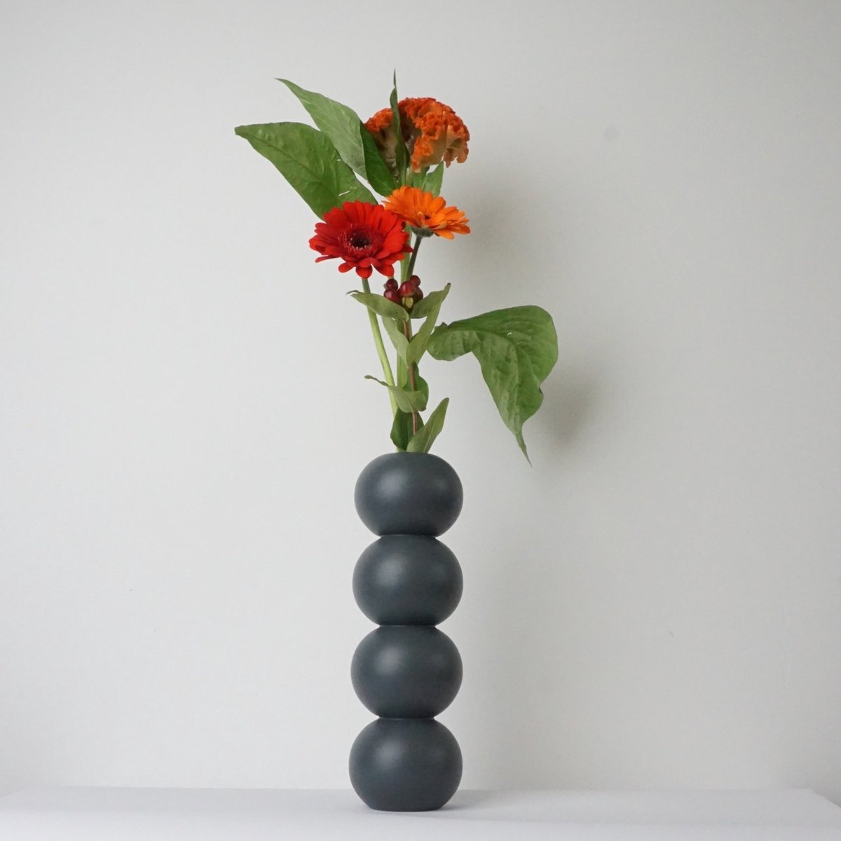 LEMON LILY Houten Vaas 'Stack' – Antraciet – Ø 8,5 × 26 cm – Inclusief Glazen Buisje – Handgemaakt Design vaas