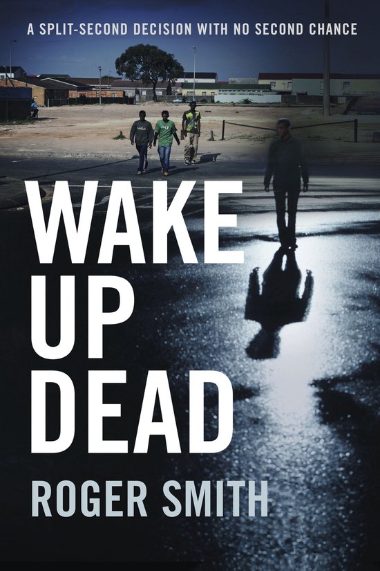 Boekomslag met de titel "WAKE UP DEAD" en de naam "ROGER SMITH". Vier mannen lopen op straat, met een schaduw op de voorgrond.