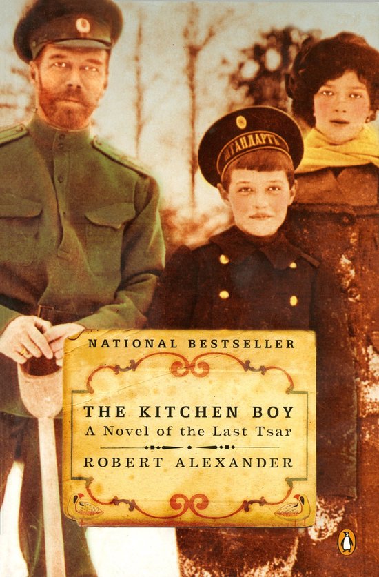 Boekcover van 'The Kitchen Boy' met een foto van een gezin in historische kleding.