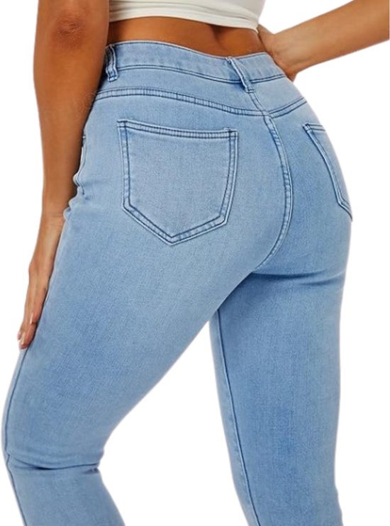 Achterkant van een lichtblauwe skinny jeans met twee achterzakken.