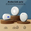 Drie Aroha Link detectors: één met display en twee ronde varianten, op houten sokkels.