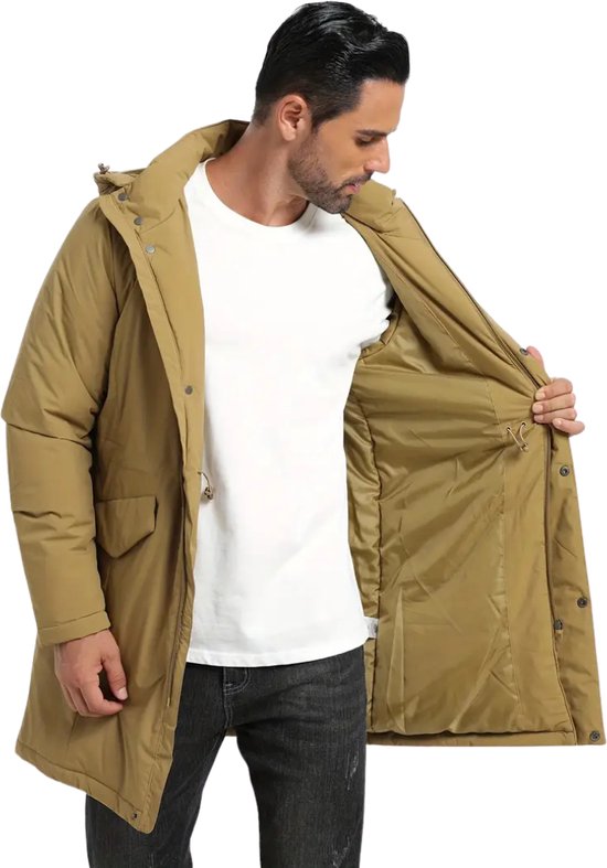 Homme avec parka beige, montre l'intérieur doublé de teddy et le cordon de serrage.