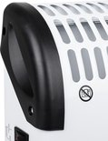 Detail van de zwarte handgreep en ventilatierooster van een witte Tristar convector kachel met waarschuwingssticker.