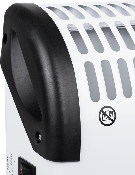 Detail van de zwarte handgreep en ventilatierooster van een witte Tristar convector kachel met waarschuwingssticker.