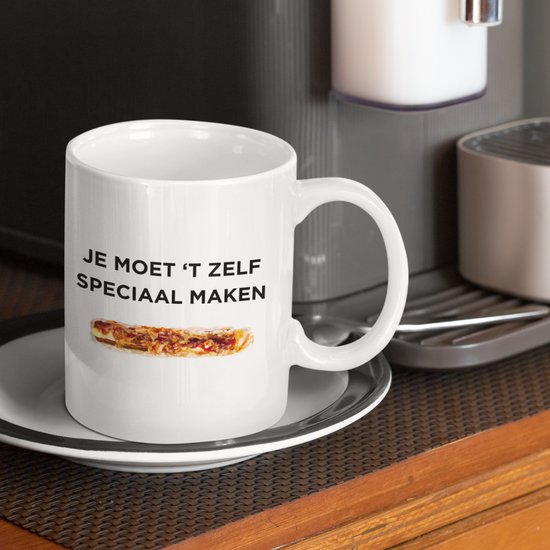 Witte mok met de tekst "JE MOET 'T ZELF SPECIAAL MAKEN" en een afbeelding van een frikandel speciaal.