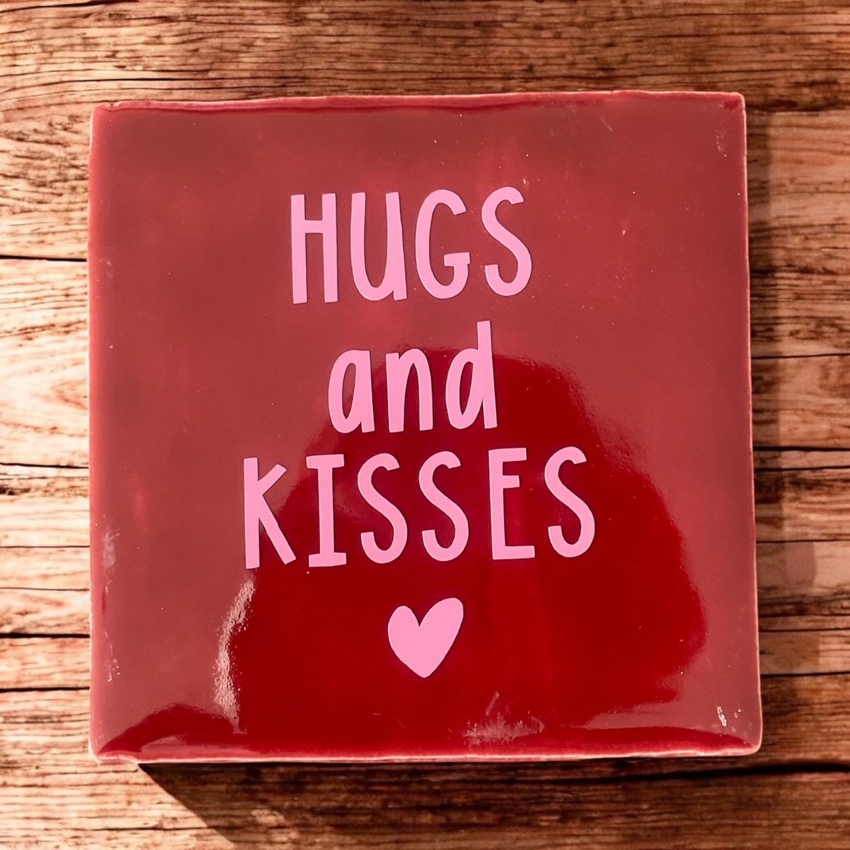 Hip Tegeltje met tekst-Hugs and Kisses-Rood-Cadeau-Geschenk_Gift-Kado-Valentijn-Verjaardag-Moederdag