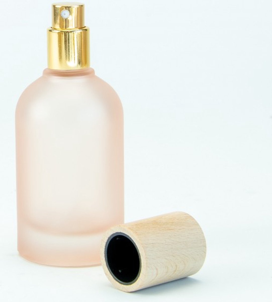 Goedkoopste Glazen Roomsprayflesje Met Houten Dop – 50ml – Frosted Blush – Cederhout Geur