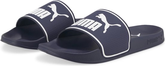 Paar donkerblauwe Puma slippers met witte Puma-logo's en panters.