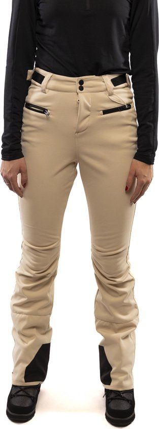 Frontaal zicht op een beige skibroek met zwarte accenten, gedragen met ski-uitrusting.