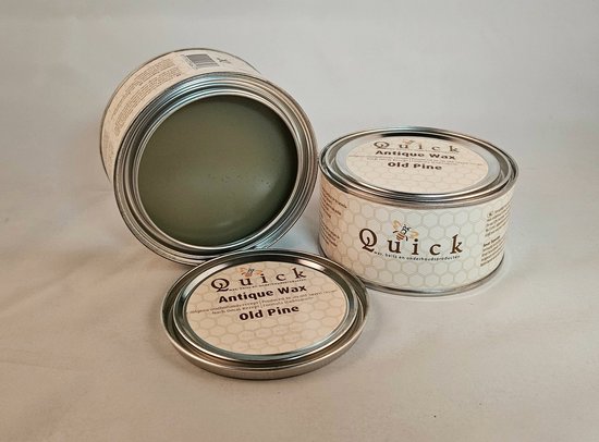 Drie blikken Quick Antique Wax in de kleur Old Pine. Eén open blik met groene was en twee gesloten blikken met label.