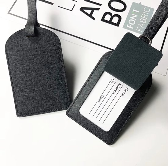 Zwarte bagagelabel van leer met verstelbare band. Insteekkaart zichtbaar.